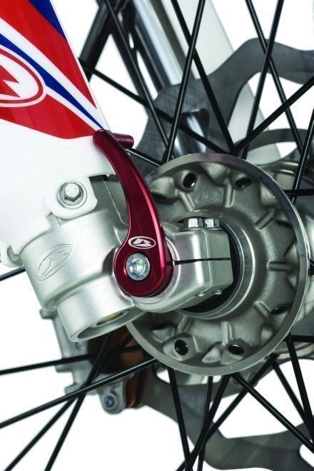 Etupyörän akselin pikairrotusvipu